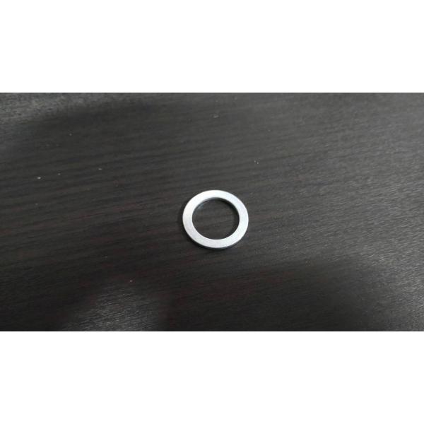 カムチェーンテンショナー部分のアルミパッキン(シーリングワッシャー)です。潰れることで密閉性をあげる目的のものとなりますので、原則として使いまわし厳禁な部品です。テンショナーのヘッドラバーやスプリングなどを交換する際は、このパッキンも交換し...