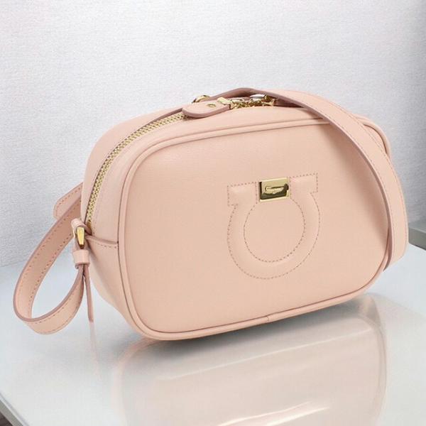 FERRAGAMO（フェラガモ） 中古 斜め掛け ショルダーバッグ レディース