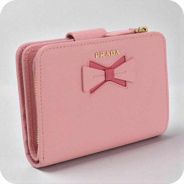 PRADA ピンク 二つ折り財布 サフィアーノレザー 今日は一粒万倍日】開運日に注目したいのはプラダが誇る「サフィアーノ