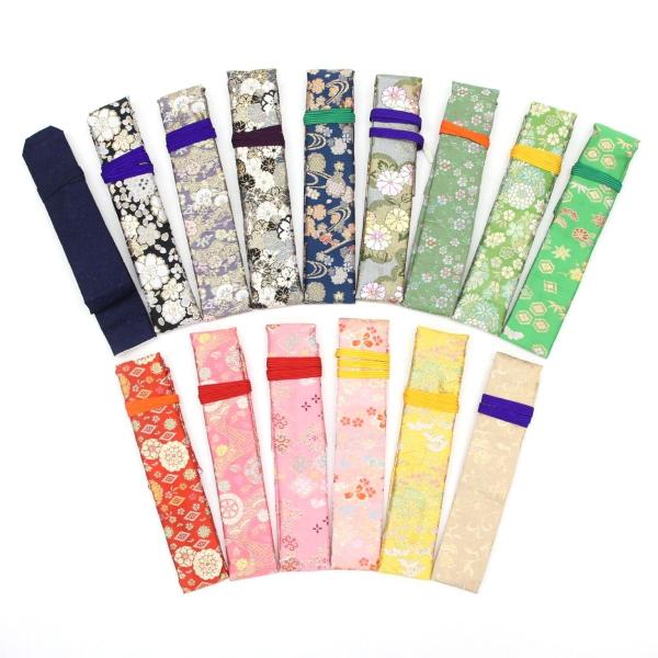 篠笛を収納する和柄の袋でございます。御注文いただきました後に、ご希望の系統の商品画像をお送りし、お選びいただきます。当店の篠笛では四本調子〜八本調子をお入れすることができます。●全長:59〜60cm 横幅約4,9cm●笛を入れる部分の長さ:...