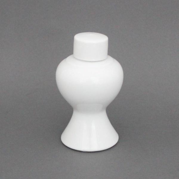 神棚等でお使いになる陶器製の徳利です。中に御神酒(お酒)を入れます。こちら徳利は、神棚の大きさ(横幅)が3尺(90cm)の場合に適しています。★販売単位は1本でございます。ご注意下さい。・サイズ 高さ10,7cm 横幅6,7cm・素材 陶器...