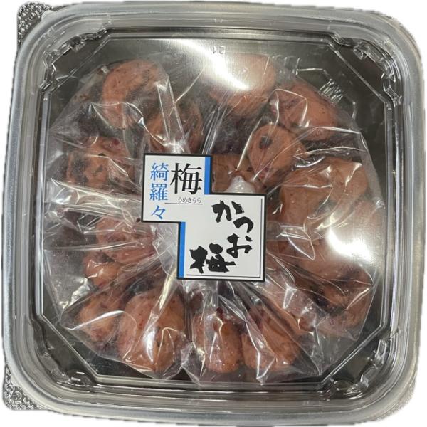 ご飯に良く合うシソとかつおの風味、食欲をそそるロングセラー商品です。小粒の紀州梅に紀州産きざみしそと、風味豊かな良質かつお節を加え、伝統の手法で丹念に仕上げました。香り良くコクのある味わいが絶妙。お子様もきっとお気に入り。かつお節の風味がお...