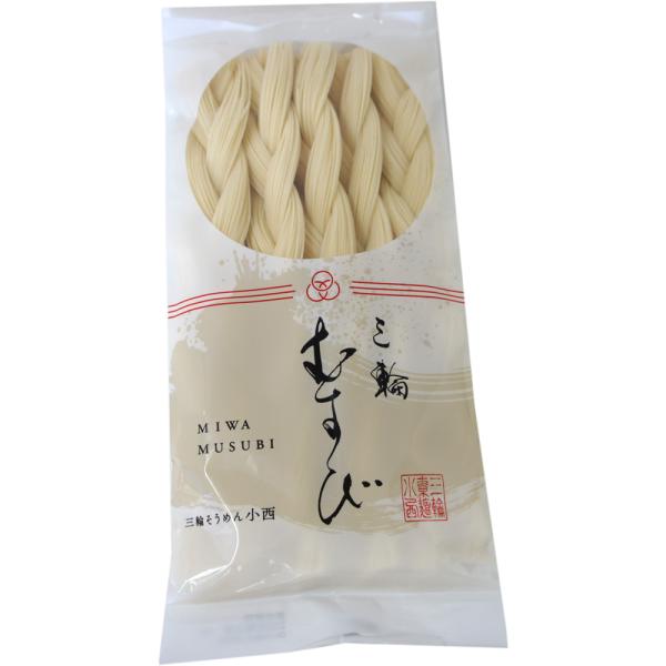 1200年の歴史を紡ぎ匠の技で受け継がれ美しく手作業で編み上げたのが「三輪むすび」です。お祝い事やお返しなどの進物やちょっとしたギフトに上品で喜ばれる一品です。【内容量】150g【原材料】小麦粉(国内製造)、食塩、食用植物油