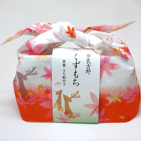 「ぷりっと、なめらか」黒蜜、きなこをたっぷりとかけてお召し上がりください。風呂敷包みのパッケージになっていて、お土産に最適です。【内容量】くず餅80ｇ×2、黒糖蜜20ｇ×1、きな粉10g×1【原材料】葛餅：砂糖、ぶどう糖果糖液糖、本葛(奈良...