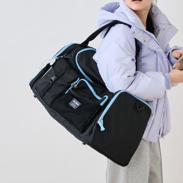 ■ジュニア■さくらんぼモチーフのナスカンが可愛らしいボストンバッグです。メッシュポケットとさわやかな配色で、スポーティ感をプラス。撥水加工をほどこしており、汚れがつきにくく長持ちします。ハンドル持ちや斜め掛けなどさまざまな持ち方が可能。持ち...