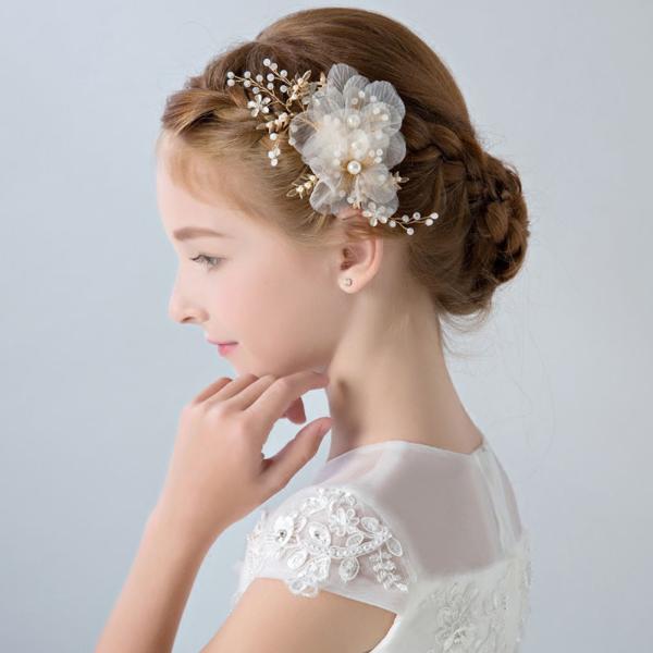 サイズ（約）10cm×10cm×10cm素材／材質フェイクパール色ホワイト商品説明豪華で上品なキッズ用ヘアアクセサリーです。発表会、結婚式、パーティー、成人式、七五三、入学式、卒業式など、フォーマルなシーンで大活躍のヘアアクセサリーです。注...