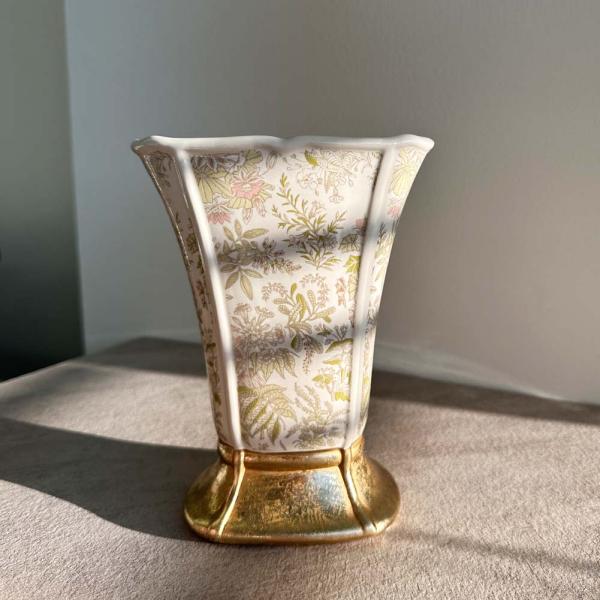 サイズ横幅14cm×奥行き8cm×高さ18cm素材／材質ストーンウェアデザイン花柄商品説明アンティークゴールドの台座に、クラシックな花柄が美しい陶器製の花瓶。アンティーク調な色合いで、レトロな雰囲気。祝日、引越し、お祝い、誕生日に友達、同僚...