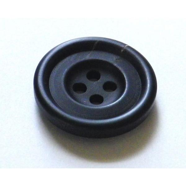 スーツ、コートにピッタリのシックな本水牛ボタンです。15mm  18mm  20mm  23mm  25mm がございます。必要な分だけお買い上げください。消し加工の黒色です。しっとりとした都会的なツヤ感が特徴です。 本水牛釦は、最高級のボ...