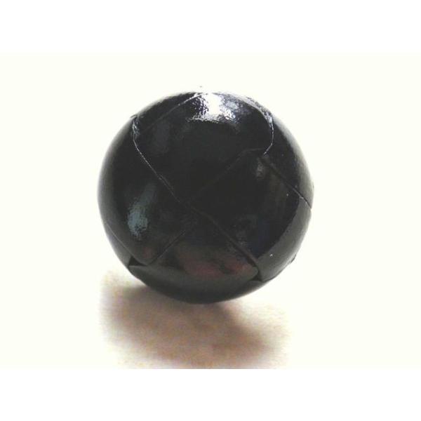 革ボタン 皮ボタン 23mm最高級の皮革ボタンです。オーソドックスな、バスケットボール型コートの前ボタンに最適な23mmツヤを出すことにより、非常に洗練された革ボタンになりました。革ボタンの足には、高級な金属足を使用し、品質面、付け替え時作...