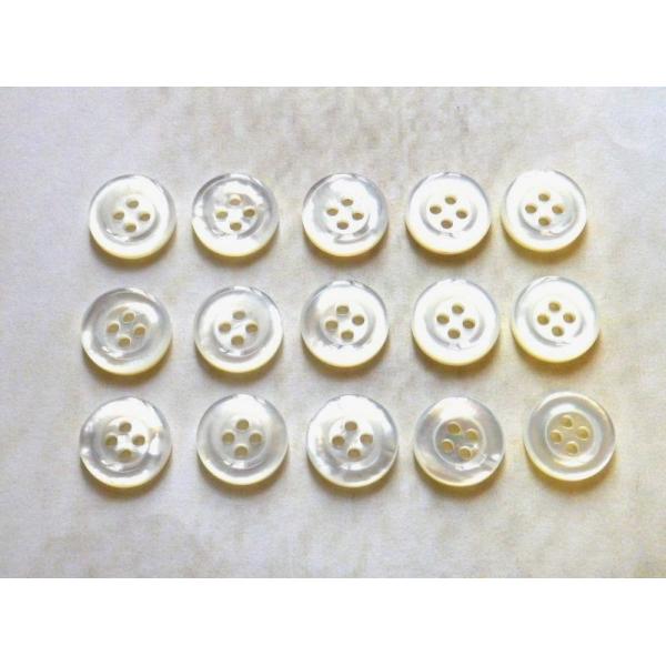 厳選された素材のみから作られた最高級の白蝶貝のボタンです。そんな最高級な白蝶貝ボタンを大変お得なシャツ1着分（15個）で販売致します。  最高級のボタンは最高級なシャツやブラウスにこそ付けていただきたいものです。ここぞっと思われる時に着るシ...