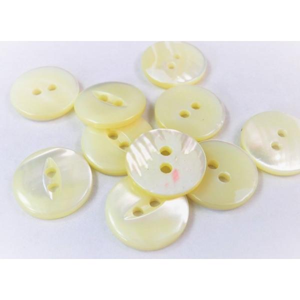 素材：高瀬貝 貝ボタン型:猫目 ネコ目 ねこ目 キャッツアイ 2穴大きさ：9mm,10mm,11.5mm,13mm,15mm個数:1個入り,10個セットラフなシャツにピッタリの可愛い高瀬貝ボタンです。キャツアイ、ネコ目型のかわいい貝ボタン。...