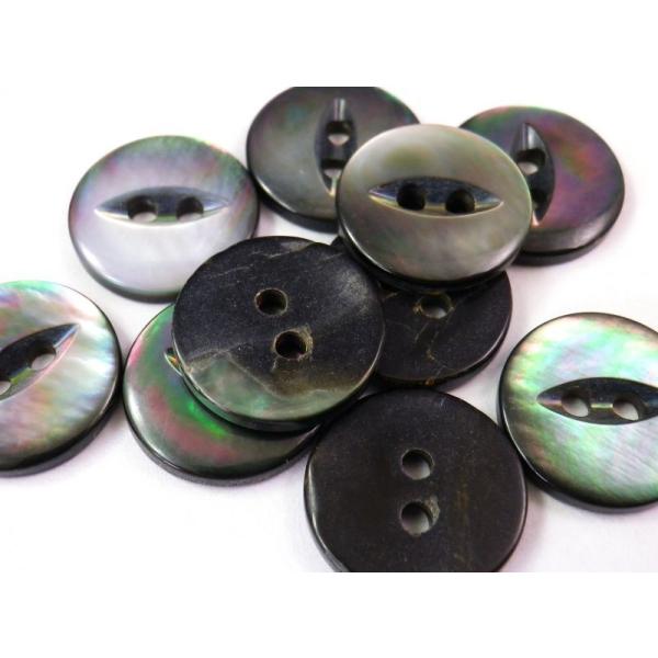 素材：黒蝶貝 貝ボタン型:猫目 ネコ目 ねこ目 キャッツアイ 2穴大きさ：9mm,10mm,11.5mm,13mm,15mm個数:1個入り,10個セットラフなシャツにピッタリの可愛い黒蝶貝ボタンです。キャツアイ、ネコ目型の貝ボタン。釦工房の...