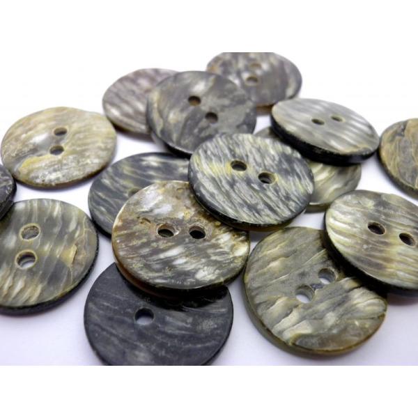 素材：黒蝶貝 貝ボタン 2Hサイズ：10mm,11.5mm,13mm,15mm,18mm,20mm,23mm個数：1個・お得な10個セットも有り大変かわいい柄の黒蝶貝、貝ボタン 裏使い用ボタンです。少し見える白い斑点が魅力です。天然系の素材...