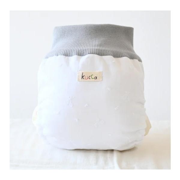 【kucca】とはkucca(クッカ)とは、店主のモロイ氏が自身の妊娠、出産、育児を通して、実際にしようする赤ちゃんとママの気持ちになって企画、制作されたすべてがオリジナル商品。おむつは赤ちゃんが「毎日ずっとつけている」もの。そのストレスは...