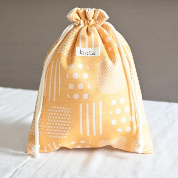 外出時には特に重宝します！一個は持っておきたい、防水きんちゃくポーチ♪内側は防水シートなので、濡れたおむつだけでなく、水着や濡れてしまった汚れもののお洋服など入れにご使用出来ます。使用している防水布は水も持ち運べてしまうくらいの防水力。安心...