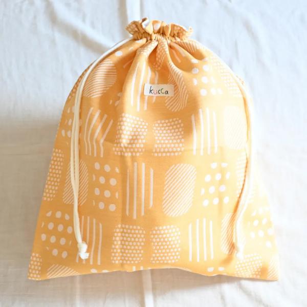 外出時には特に重宝します！一個は持っておきたい、防水きんちゃくポーチ♪内側は防水シートなので、濡れたおむつだけでなく、水着や濡れてしまった汚れもののお洋服など入れにご使用出来ます。使用している防水布は水も持ち運べてしまうくらいの防水力。安心...