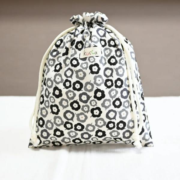 外出時には特に重宝します！一個は持っておきたい、防水きんちゃくポーチ♪内側は防水シートなので、濡れたおむつだけでなく、水着や濡れてしまった汚れもののお洋服など入れにご使用出来ます。使用している防水布は水も持ち運べてしまうくらいの防水力。安心...