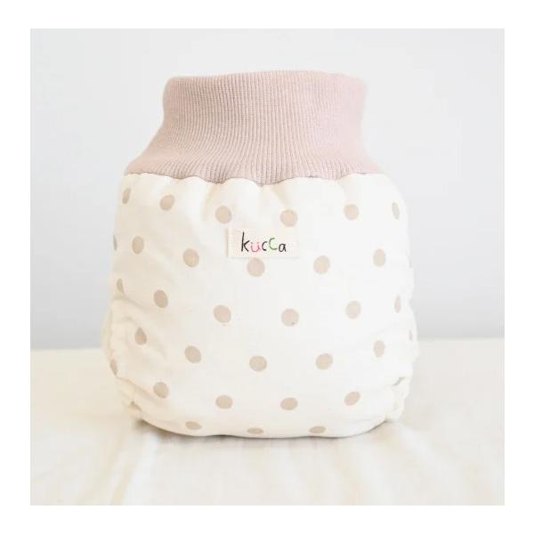 【kucca】とはkucca(クッカ)とは、店主のモロイ氏が自身の妊娠、出産、育児を通して、実際にしようする赤ちゃんとママの気持ちになって企画、制作されたすべてがオリジナル商品。おむつは赤ちゃんが「毎日ずっとつけている」もの。そのストレスは...