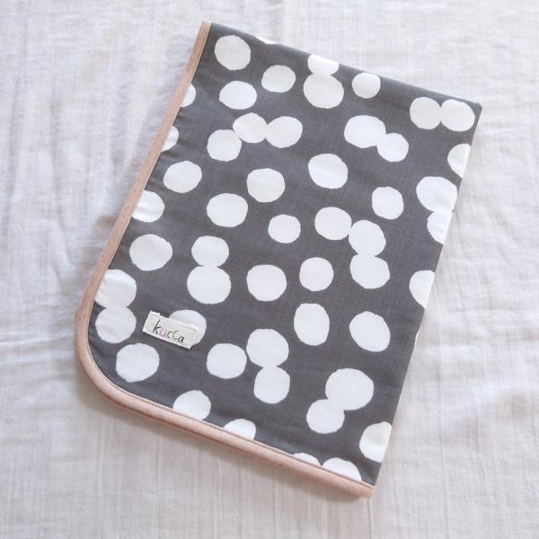 kuccaはおむつ替えマットもこだわりを。安心安全のダブルガーゼ採用。外出時には特に重宝！一枚は持っておきたい、おむつ替えマット。ママとベビーに安心してお使いいただくために、ポリエステル素材には頼らず、あくまでダブルガーゼを貫きます。でも、...