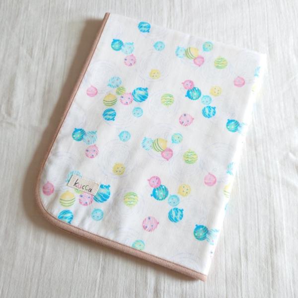 kuccaはおむつ替えマットもこだわりを。安心安全のダブルガーゼ採用。外出時には特に重宝！一枚は持っておきたい、おむつ替えマット。ママとベビーに安心してお使いいただくために、ポリエステル素材には頼らず、あくまでダブルガーゼを貫きます。でも、...