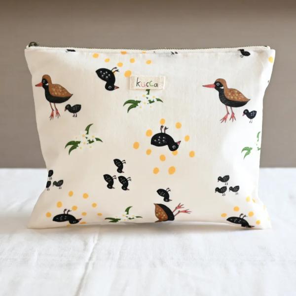 Kuccaで大人気商品の『防水巾着ポーチ』にフラットポーチタイプが登場しました！♪きんちゃくタイプ同様、内側は防水シートなので、濡れたおむつだけでなく、水着や濡れてしまった汚れもののお洋服など入れにご使用出来ます。マグやお菓子、離乳食入れに...