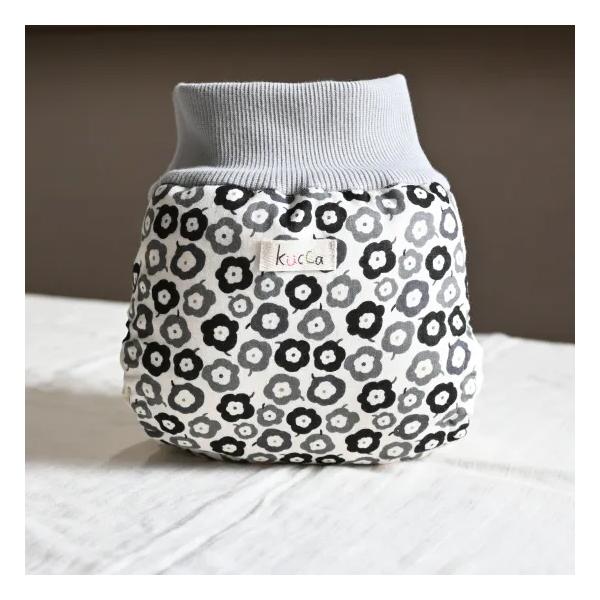 【kucca】とはkucca(クッカ)とは、店主のモロイ氏が自身の妊娠、出産、育児を通して、実際にしようする赤ちゃんとママの気持ちになって企画、制作されたすべてがオリジナル商品。おむつは赤ちゃんが「毎日ずっとつけている」もの。そのストレスは...
