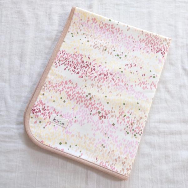 kuccaはおむつ替えマットもこだわりを。安心安全のダブルガーゼ採用。外出時には特に重宝！一枚は持っておきたい、おむつ替えマット。ママとベビーに安心してお使いいただくために、ポリエステル素材には頼らず、あくまでダブルガーゼを貫きます。でも、...