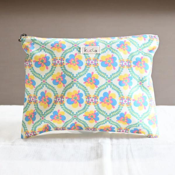 Kuccaで大人気商品の『防水巾着ポーチ』にフラットポーチタイプが登場しました！♪きんちゃくタイプ同様、内側は防水シートなので、濡れたおむつだけでなく、水着や濡れてしまった汚れもののお洋服など入れにご使用出来ます。マグやお菓子、離乳食入れに...