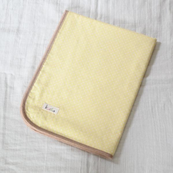 kuccaはおむつ替えマットもこだわりを。安心安全のダブルガーゼ採用。外出時には特に重宝！一枚は持っておきたい、おむつ替えマット。ママとベビーに安心してお使いいただくために、ポリエステル素材には頼らず、あくまでダブルガーゼを貫きます。でも、...