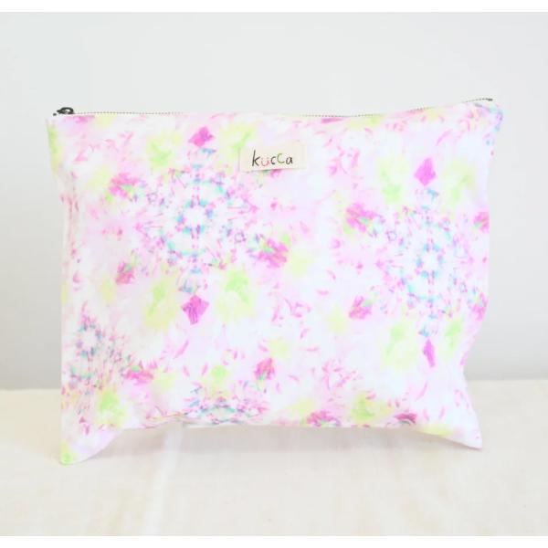 Kuccaで大人気商品の『防水巾着ポーチ』にフラットポーチタイプが登場しました！♪きんちゃくタイプ同様、内側は防水シートなので、濡れたおむつだけでなく、水着や濡れてしまった汚れもののお洋服など入れにご使用出来ます。マグやお菓子、離乳食入れに...