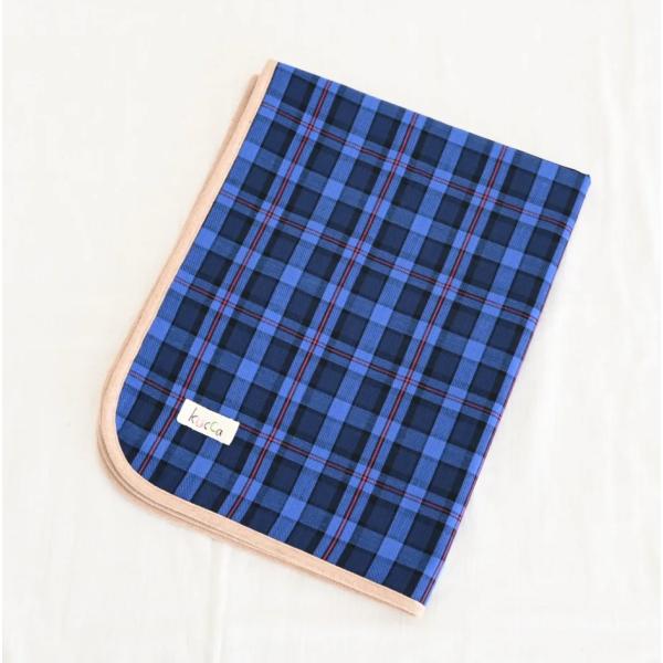 kuccaはおむつ替えマットもこだわりを。安心安全のダブルガーゼ採用。外出時には特に重宝！一枚は持っておきたい、おむつ替えマット。ママとベビーに安心してお使いいただくために、ポリエステル素材には頼らず、あくまでダブルガーゼを貫きます。でも、...