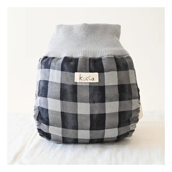 【kucca】とはkucca(クッカ)とは、店主のモロイ氏が自身の妊娠、出産、育児を通して、実際にしようする赤ちゃんとママの気持ちになって企画、制作されたすべてがオリジナル商品。おむつは赤ちゃんが「毎日ずっとつけている」もの。そのストレスは...