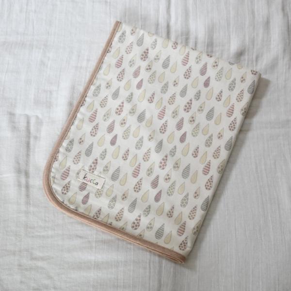 kuccaはおむつ替えマットもこだわりを。安心安全のダブルガーゼ採用。外出時には特に重宝！一枚は持っておきたい、おむつ替えマット。ママとベビーに安心してお使いいただくために、ポリエステル素材には頼らず、あくまでダブルガーゼを貫きます。でも、...