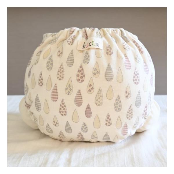 【kucca】とはkucca(クッカ)とは、店主のモロイ氏が自身の妊娠、出産、育児を通して、実際にしようする赤ちゃんとママの気持ちになって企画、制作されたすべてがオリジナル商品。おむつは赤ちゃんが「毎日ずっとつけている」もの。そのストレスは...