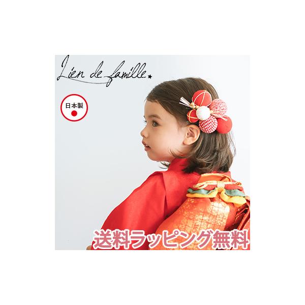 たくさんの手毬をふんだんに使ったヘッドドレス。装着はクリップなので簡単にボリュームのある豪華なアレンジに。京都・西陣にて創業100 年の老舗髪飾りの職人さんにすべて手作業でつくっていただきました。パーツや生地もすべて日本製のものを使用した純...