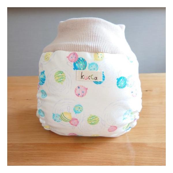 【kucca】とはkucca(クッカ)とは、店主のモロイ氏が自身の妊娠、出産、育児を通して、実際にしようする赤ちゃんとママの気持ちになって企画、制作されたすべてがオリジナル商品。おむつは赤ちゃんが「毎日ずっとつけている」もの。そのストレスは...
