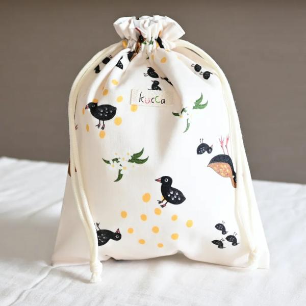 外出時には特に重宝します！一個は持っておきたい、防水きんちゃくポーチ♪内側は防水シートなので、濡れたおむつだけでなく、水着や濡れてしまった汚れもののお洋服など入れにご使用出来ます。使用している防水布は水も持ち運べてしまうくらいの防水力。安心...