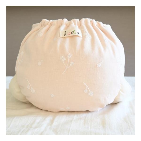 【kucca】とはkucca(クッカ)とは、店主のモロイ氏が自身の妊娠、出産、育児を通して、実際にしようする赤ちゃんとママの気持ちになって企画、制作されたすべてがオリジナル商品。おむつは赤ちゃんが「毎日ずっとつけている」もの。そのストレスは...