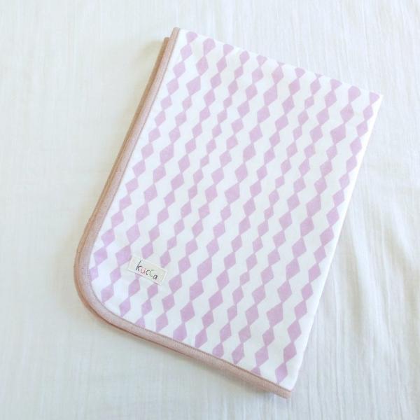 kuccaはおむつ替えマットもこだわりを。安心安全のダブルガーゼ採用。外出時には特に重宝！一枚は持っておきたい、おむつ替えマット。ママとベビーに安心してお使いいただくために、ポリエステル素材には頼らず、あくまでダブルガーゼを貫きます。でも、...