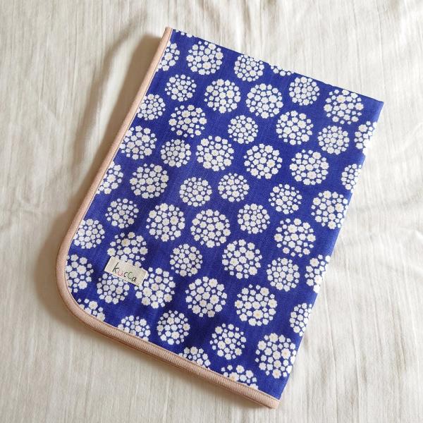 kuccaはおむつ替えマットもこだわりを。安心安全のダブルガーゼ採用。外出時には特に重宝！一枚は持っておきたい、おむつ替えマット。ママとベビーに安心してお使いいただくために、ポリエステル素材には頼らず、あくまでダブルガーゼを貫きます。でも、...