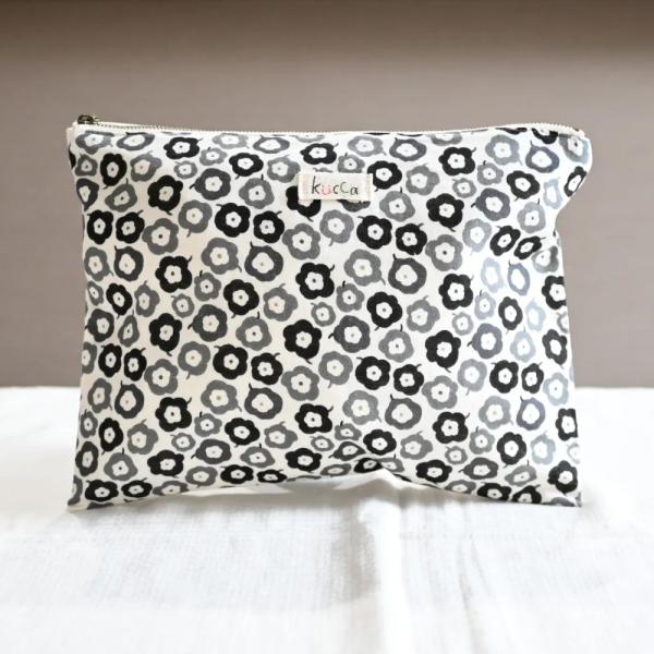 Kuccaで大人気商品の『防水巾着ポーチ』にフラットポーチタイプが登場しました！♪きんちゃくタイプ同様、内側は防水シートなので、濡れたおむつだけでなく、水着や濡れてしまった汚れもののお洋服など入れにご使用出来ます。マグやお菓子、離乳食入れに...