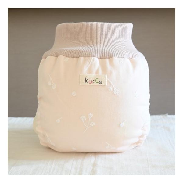 【kucca】とはkucca(クッカ)とは、店主のモロイ氏が自身の妊娠、出産、育児を通して、実際にしようする赤ちゃんとママの気持ちになって企画、制作されたすべてがオリジナル商品。おむつは赤ちゃんが「毎日ずっとつけている」もの。そのストレスは...