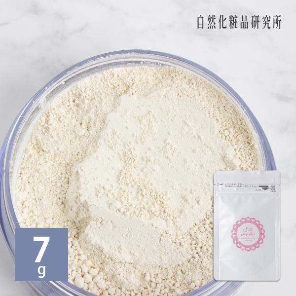 絹からフィブロインを抽出した100%フィブロインのシルクパウダーです。絹繊維の主体成分である、絹フィブロインと呼ばれる高分子のタンパク質からできています。人間の皮膚に似たアミノ酸組成なので、お肌に優しく、よく馴染みます。 日中のテカリや化粧...