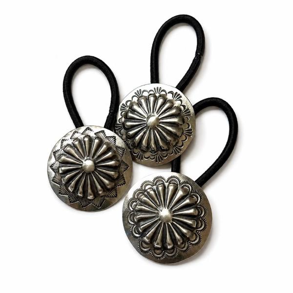 INDIAN JEWELRY NAVAJO "Arlene Soce" Stamped Repousse Silver Concho Hair Tie インディアンジュエリー ナバホ スタンプ リポウズ シルバー コンチョ ヘアゴム