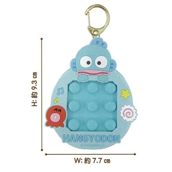 大人気のサンリオゲームシリーズからぷっちぷちが新発売☆彡あのやめられないプッチプチがキーホルダータイプになって新登場☆裏面はボール迷路ゲームとなっており2way仕様♪    サイズ:約W8×D1.2×H12.5cm    重量:約37g  ...