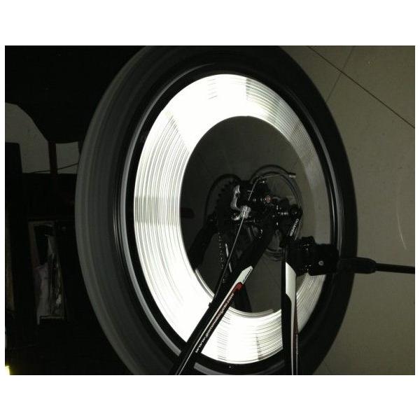 スポークリフレクター12本セットです。・スポークにはめるだけの簡単装着。車種を問わず装着可能です。・ニッパー、ハサミ等で短くアレンジすることも可能です。・夜間走行時には横方向だけでなく、斜め後方や前方からの光も反射するため、ドライバーからの...