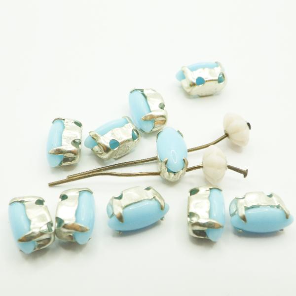 ヴィンテージスワロフスキーArt.不明　TurquoiseBlue8ｍｍｘ4ｍｍシルバー4つ穴台座付き10個を送料無料でクリックポストでお送りします。台座を作って貰った際に別ケースで送られてきたため、肝心のArt.ナンバーがわからなくなって...