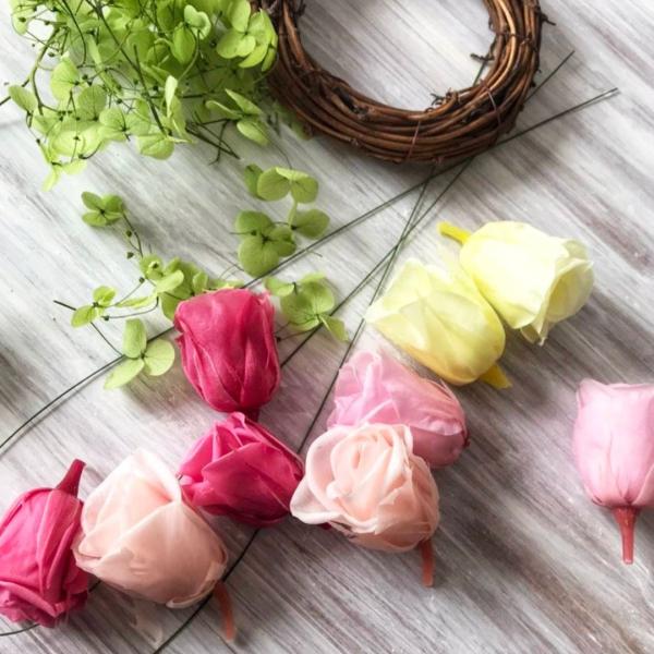 プリザーブドフラワーは生花の一番美しい時に摘み取り、特殊加工する事で美しさを長期間維持します。バラ・紫陽花・アレンジキットセットプレゼント。ランダムにて同封。バラの大きさで数が変わります。毎月プリザーブドフラワーアレンジを楽しみたい方に。フ...