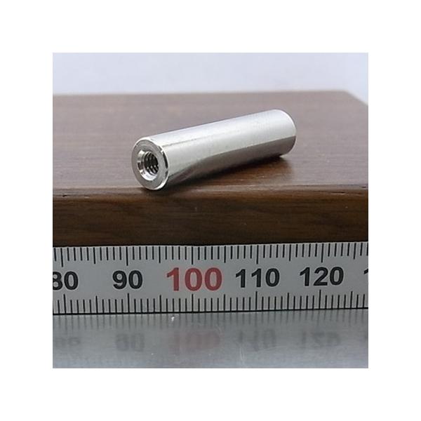 サイズ：内ネジM4-P0.7、外径8mm、長さ30mm材質 ：快削黄銅（C3604BD)ニッケルメッキ処理入数 ：4個用途 ：メッキの光沢を生かして見える部分での高さ調整・間隔調整に。中間に埋め込んで両側からネジで締め込むという利用法も。