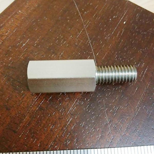 サイズ：六角長さ20mm 対辺10mm 内ネジ深さ14mm 外ネジ長さ13mm素 材：ステンレス(SUS303)入 数：2個用 途：高さ調整等のスペーサーとして